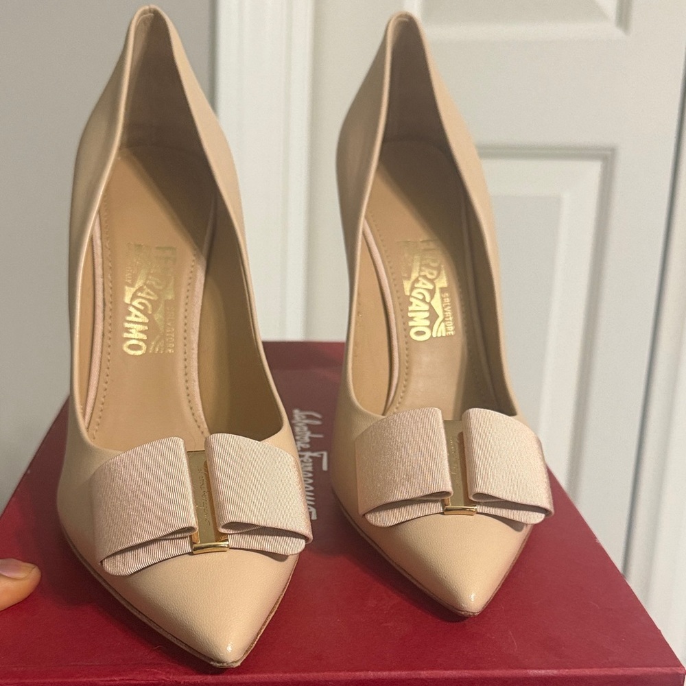 Salvatore Ferragamo Cream Pointed-Toe Varina Bow Flats - Picture 3 of 7